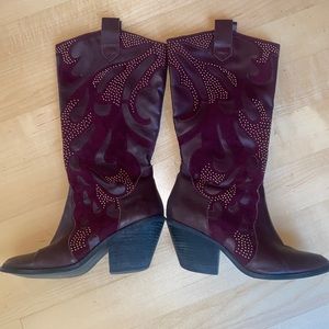 Burgundy cowboy boots 👢